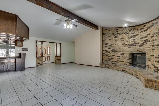 Building Photo - 2013 Tanglewood Dr