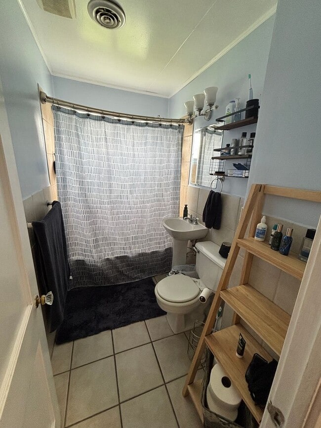 Building Photo - Charming 2-Bedroom Home in La Crosse Close...