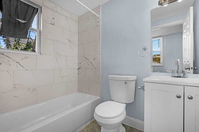 Building Photo - 3501 Oakmont Ave