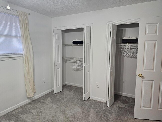 Building Photo - 202 Oakcrest Cir