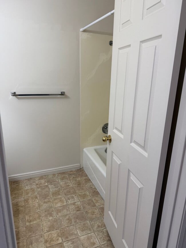 Building Photo - Clearfield 4 bedroom, 3 bathroom home. Big...