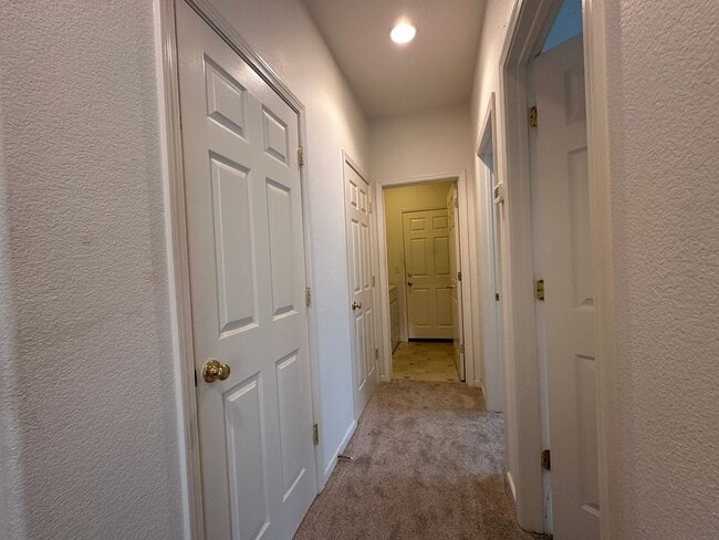 Building Photo - 3 Bedroom 2 Bath Home
