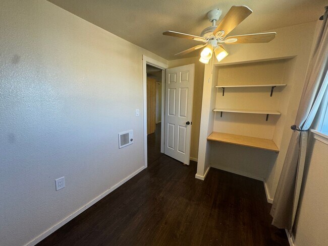 Building Photo - Roseburg 2 bedroom, 1 bath house with garage
