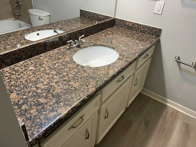 Building Photo - 2306 Cambridge Ct N