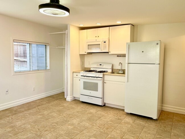Building Photo - Studio in North Park - Freshly Painted, Community Laundry, Pet Friendly