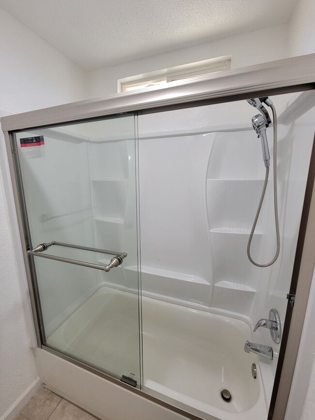 Building Photo - For Rent – 3 Bed / 2 Bath Single Family Ho...