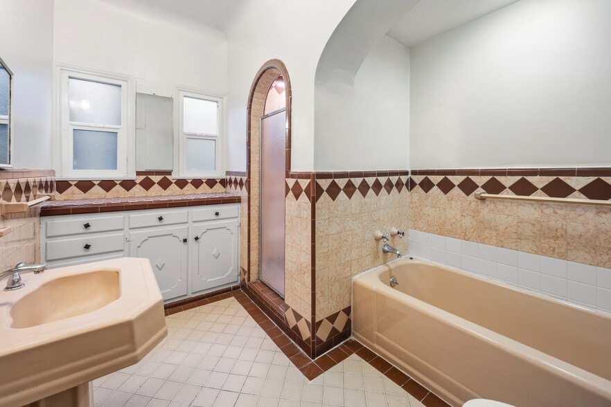 Building Photo - 166 N Arnaz Dr