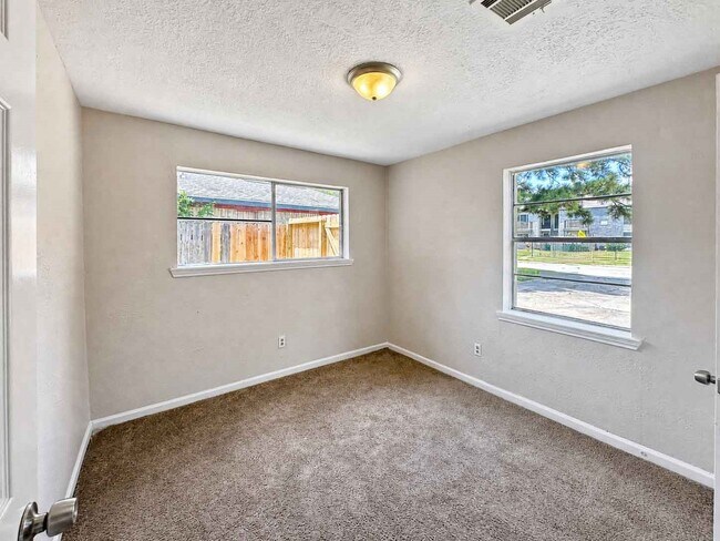 Building Photo - 8710 Parkway Forest Dr