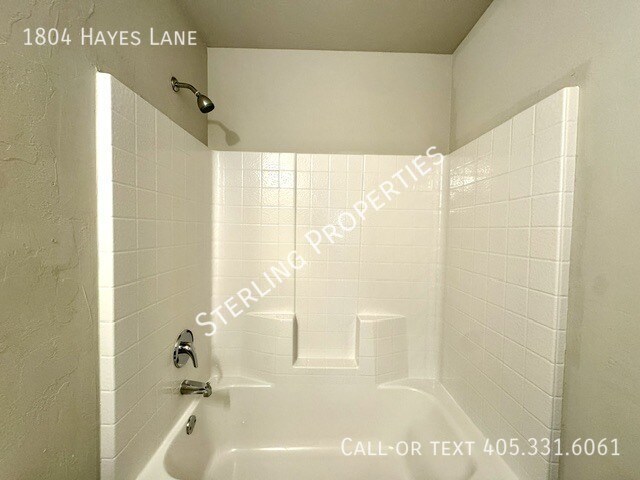 Building Photo - 1804 Hayes Ln