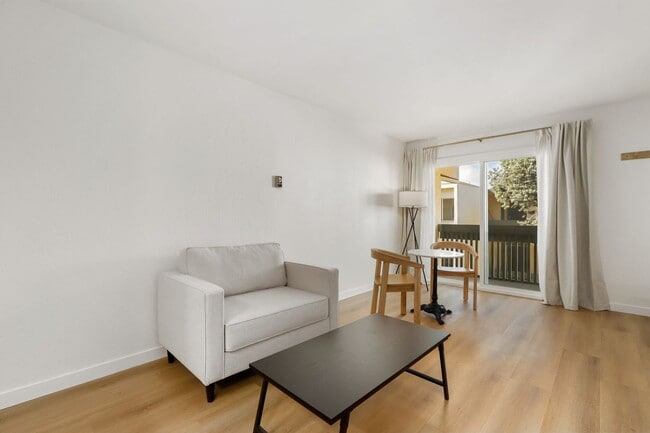 Building Photo - Modern Studio in BayHo - Fully Furnished o...
