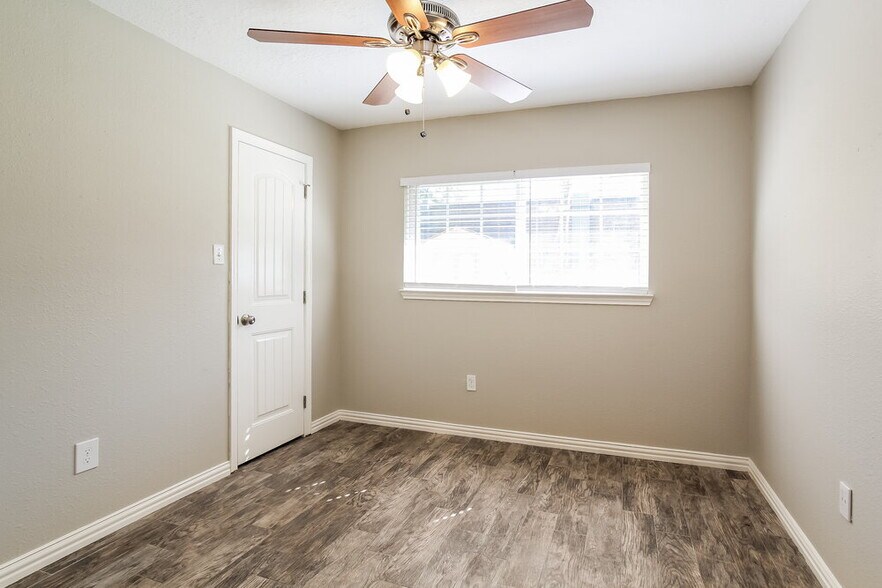 Building Photo - 10806 Clear Fork Dr