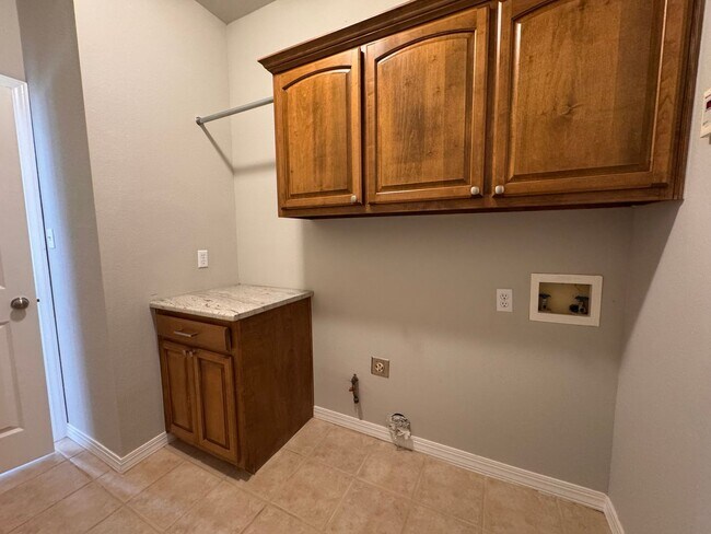 Building Photo - Immaculate 4 bedroom 2 bath in Jenks!