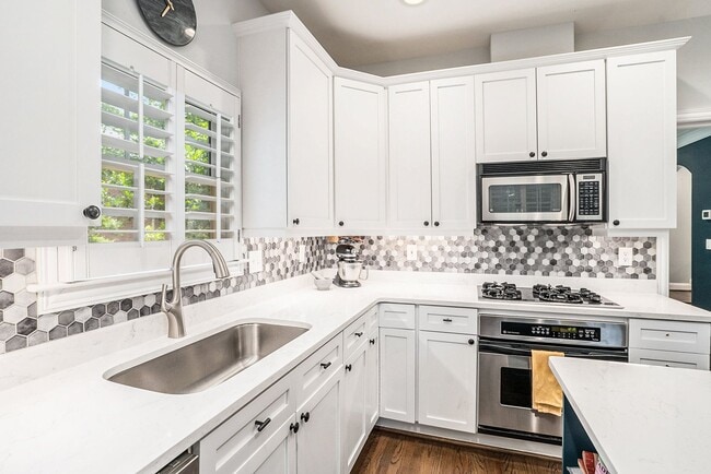 Building Photo - Luxury Townhome Where Midtown Meets Buckhead