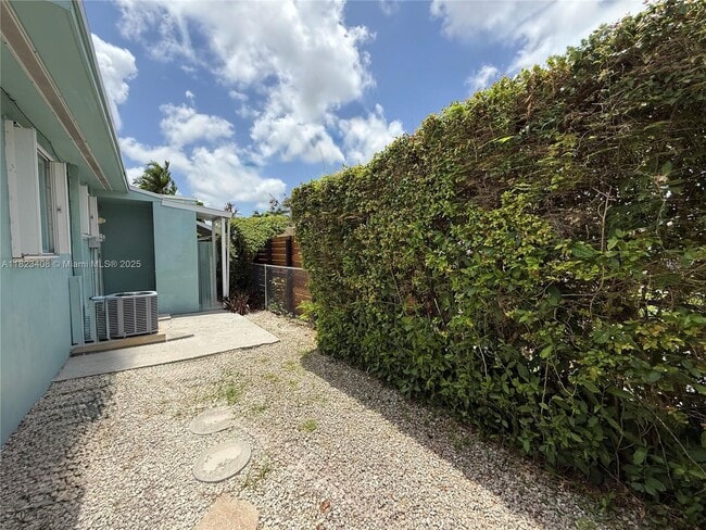 Building Photo - 3223 SW 91 Ave