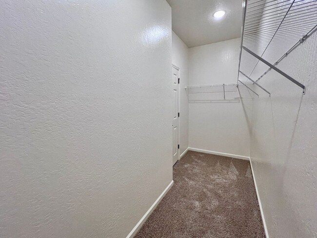Building Photo - $2,550 Armstrong & Olive, 3 Bedroom - E. W...