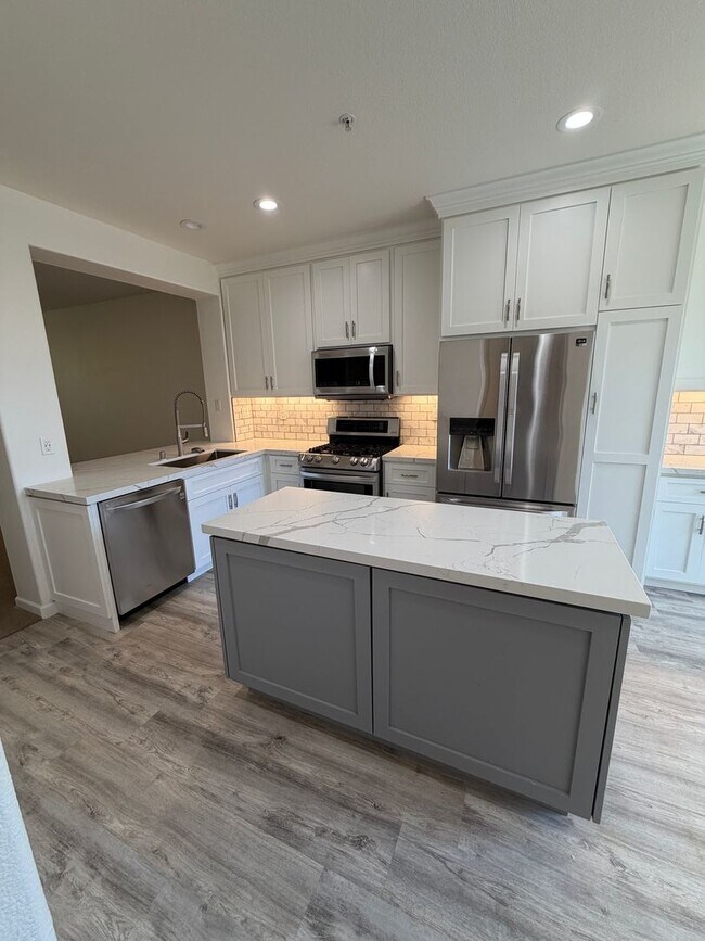 Building Photo - FOR LEASE – Beautiful 2 + 2.5 Townhome with A/C, Near Downtown Ventura & the Beach!