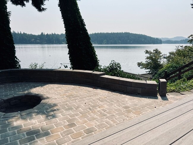 Building Photo - 2936 Madrona Beach Rd NW