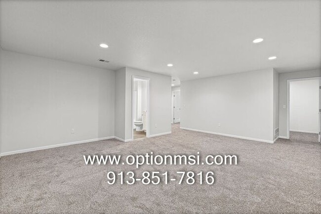 Building Photo - Move-in ready!