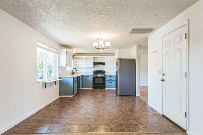 Building Photo - $500 gift card with lease by 9/1/25. Water...