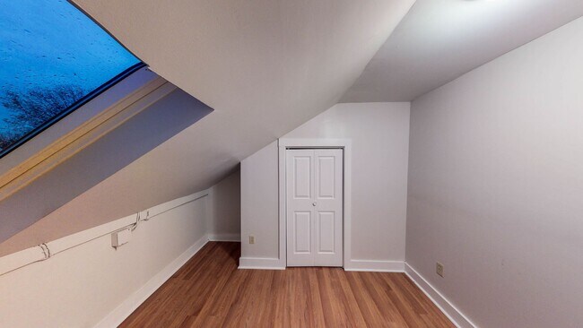 Building Photo - 244