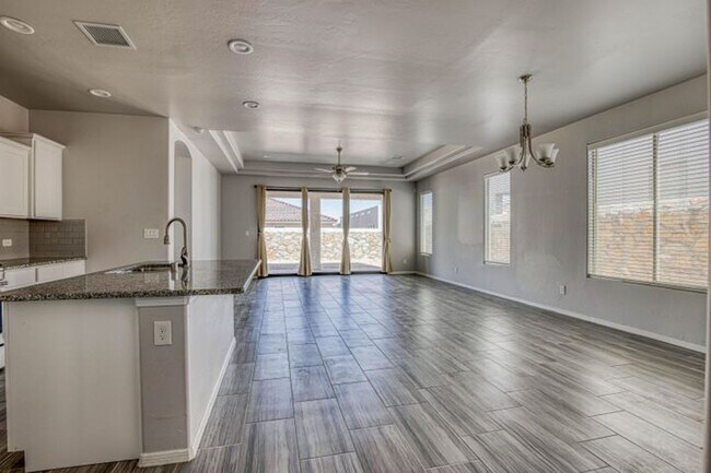 Building Photo - Beautiful East side House