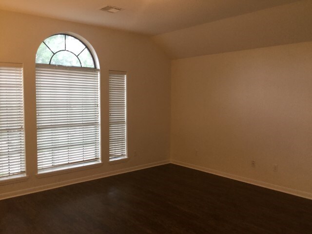 Building Photo - 10917 Spruce Dr N