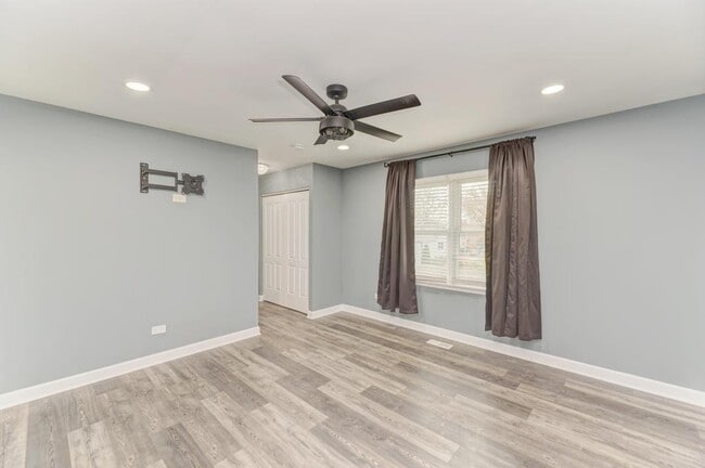 Building Photo - 585 Cambridge Way