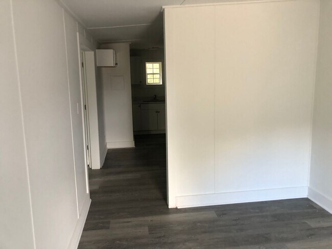 Building Photo - 2083-2085 W Meeting St