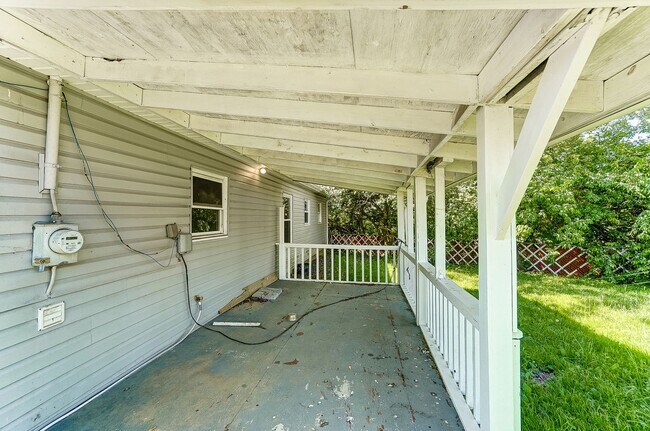 Building Photo - Three Bedroom with Driveway in Dayton!