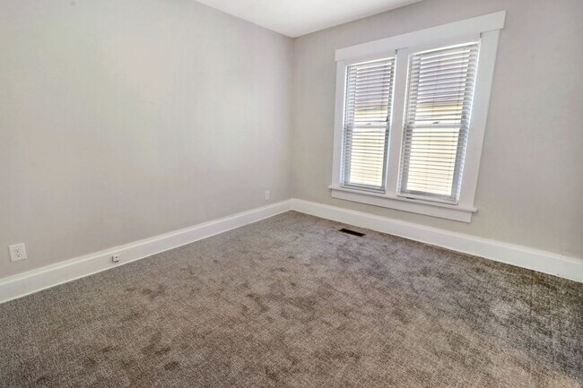 Building Photo - 916-918-918 Harrison Ave