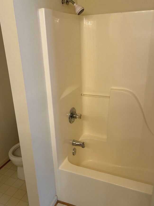 Building Photo - Willow Lakes - Yorktown