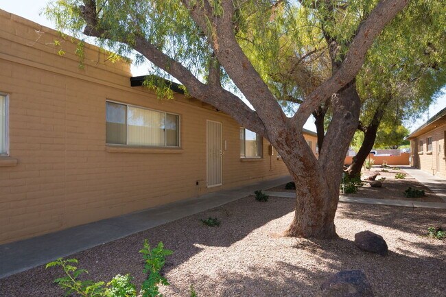 Building Photo - 4557 E Bellevue St