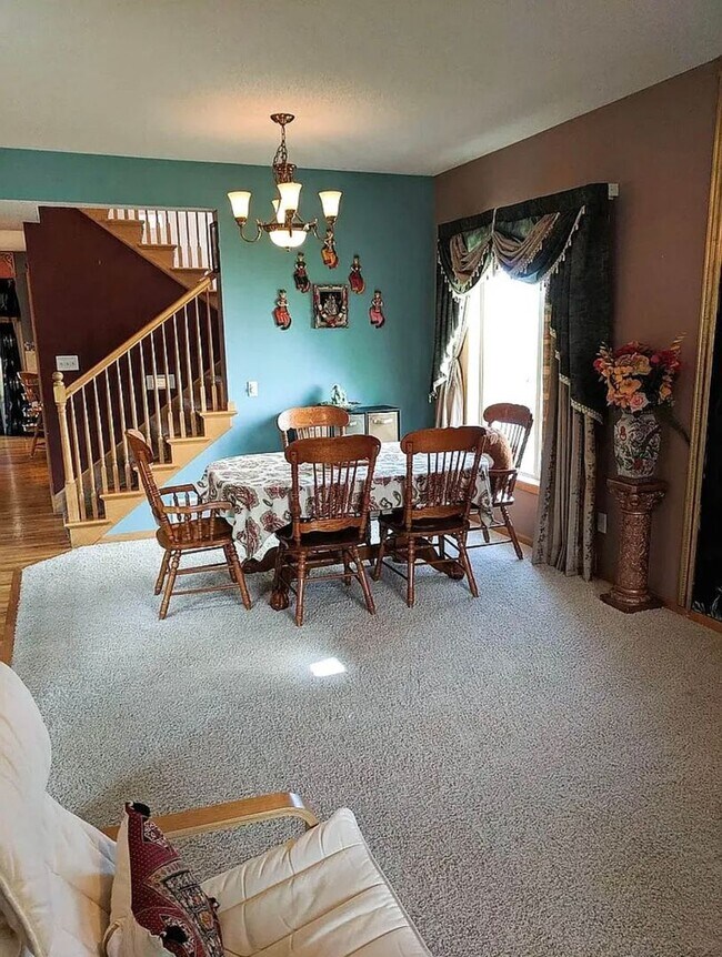 Building Photo - Spacious 4bed 3.5bath Single Family Home in Shakopee.  Featuring an in-home Theater