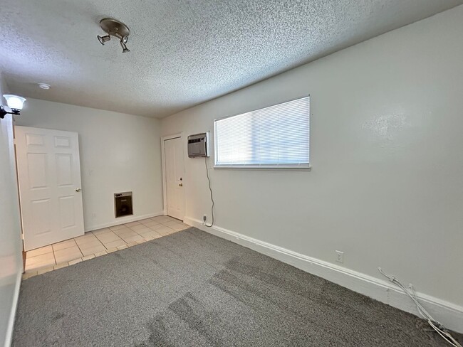Building Photo - Single Story Home 5-Beds 2-Bath No HOA!