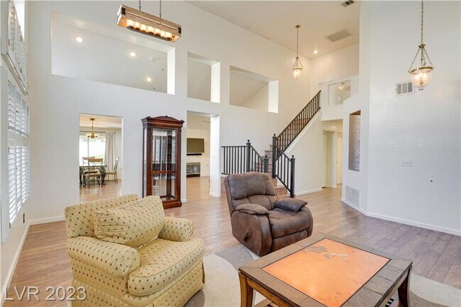 Building Photo - 4 BEDROOM HOME WITH PRIMARY BEDROOM DOWNST...