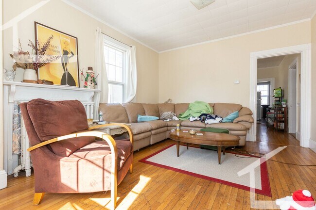 Building Photo - NO FEE!  Amazing Home with 3 full Baths and Laundry in Unit!  Cat Friendly, Parking Available