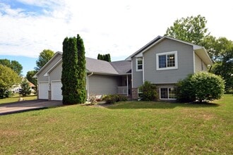 Building Photo - Spacious 5-bedroom, 3-bathroom modern home...