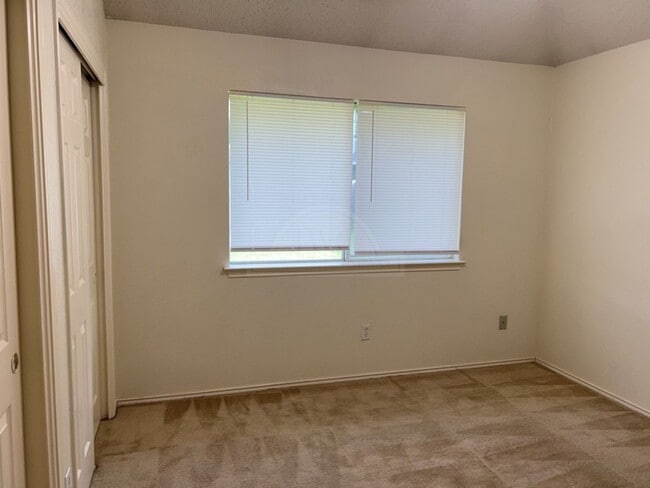 Building Photo - 4203 Bluestem Ln