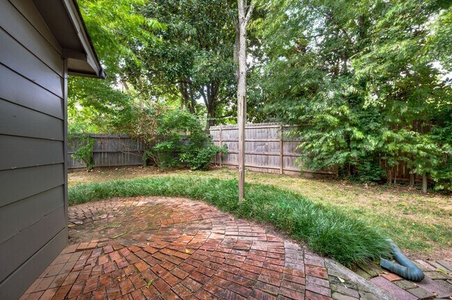 Building Photo - Awesome 2BE/1.5BA duplex in fantastic location in Nashville!