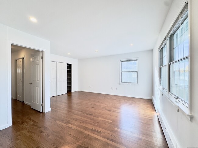 Building Photo - 48 Pemberwick Rd