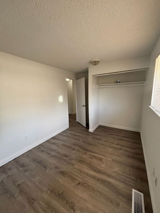 Building Photo - 3 bedroom 1 bath single level duplex