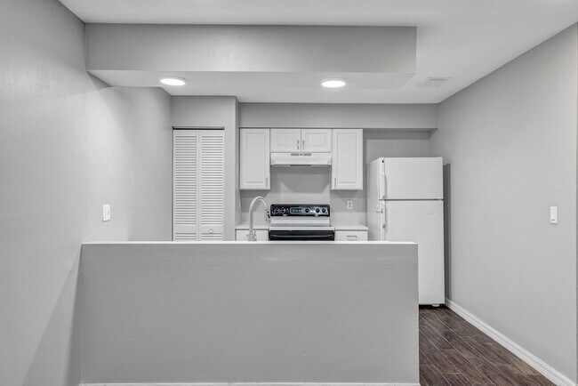 Building Photo - Spacious 3BR/2BA Ocala Home with Modern Finishes,Fireplace Floor-to-Ceiling Sliding Glass Doors &...