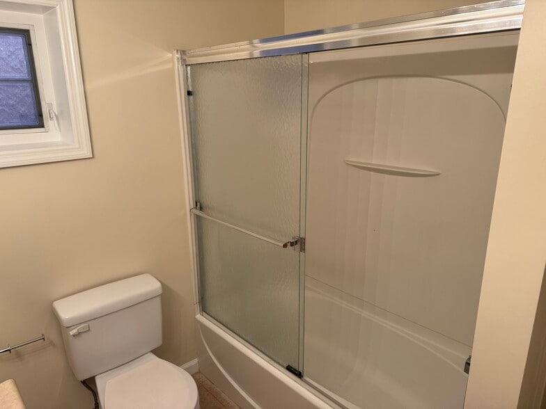 Full Bath (b) - 150 Pleasant St