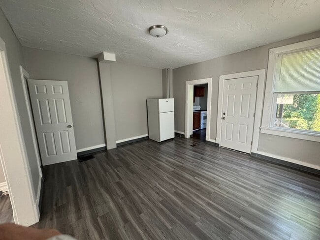 Building Photo - Lovely Two Bedroom Townhome