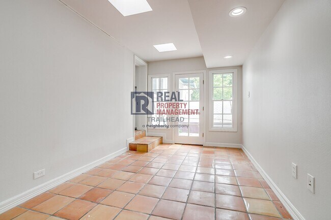 Building Photo - Charming Monticello Townhome – 4 Beds, Updated Kitchen & On-Site Parking