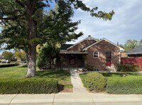 Building Photo - Adorable Large 4 Bedroom Cottage w/ Tons o...
