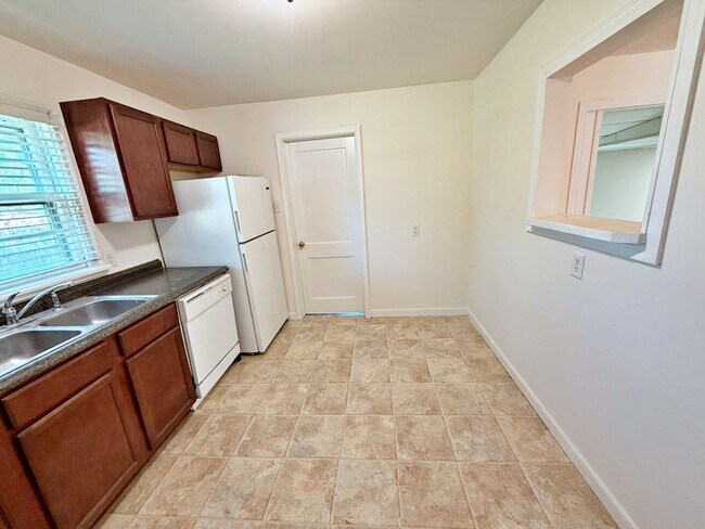Building Photo - Rancher with Large Back Yard!