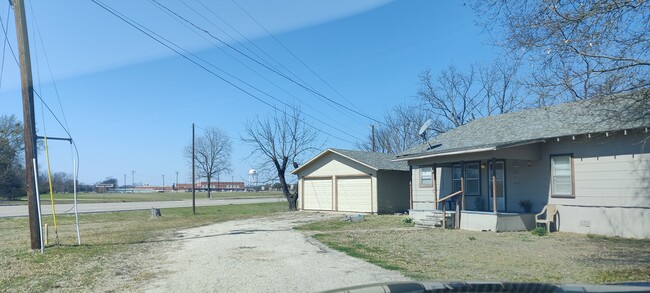 Building Photo - 118 Maple St
