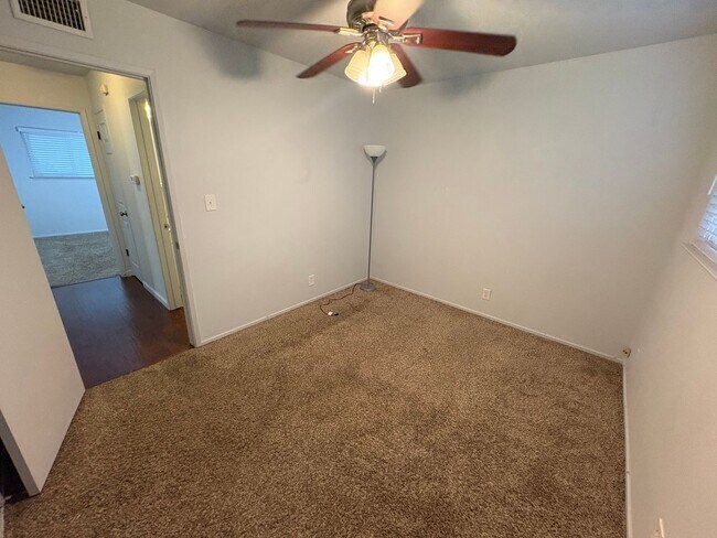 Building Photo - Rent Today! Available Charming 2 Bed 1 Bath in North Highlands Area!