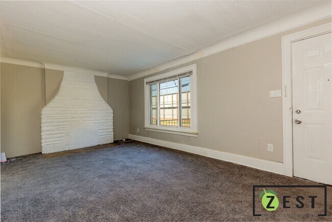 Building Photo - 4893 Chatsworth St